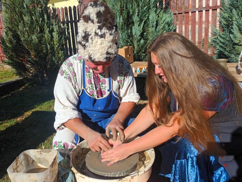 Vals în ogradă, la Pietroșița de Dâmbovița. Sărbătoarea Dovleacului, în stil autentic românesc 18866945