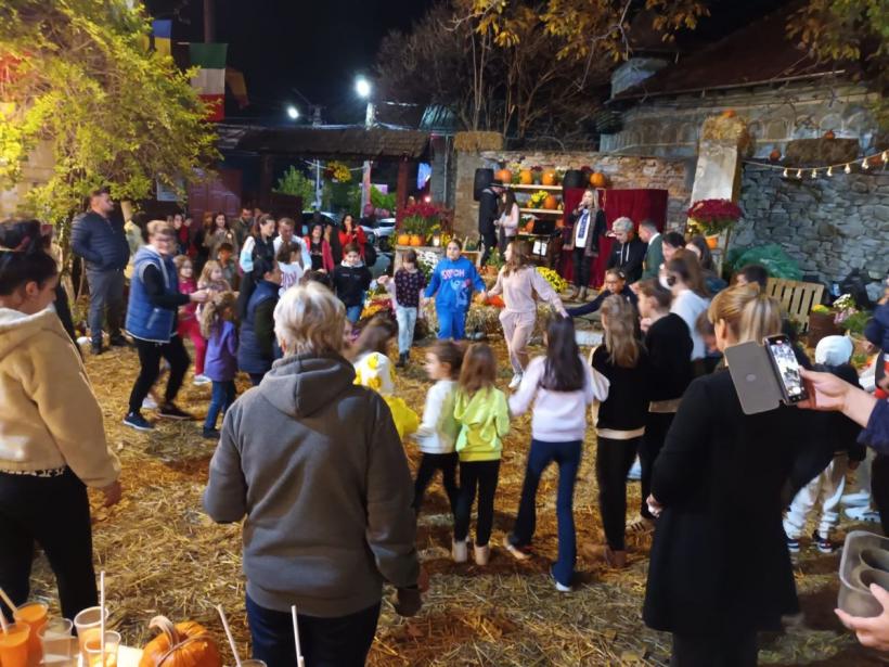 Vals în ogradă, la Pietroșița de Dâmbovița. Sărbătoarea Dovleacului, în stil autentic românesc 18866946