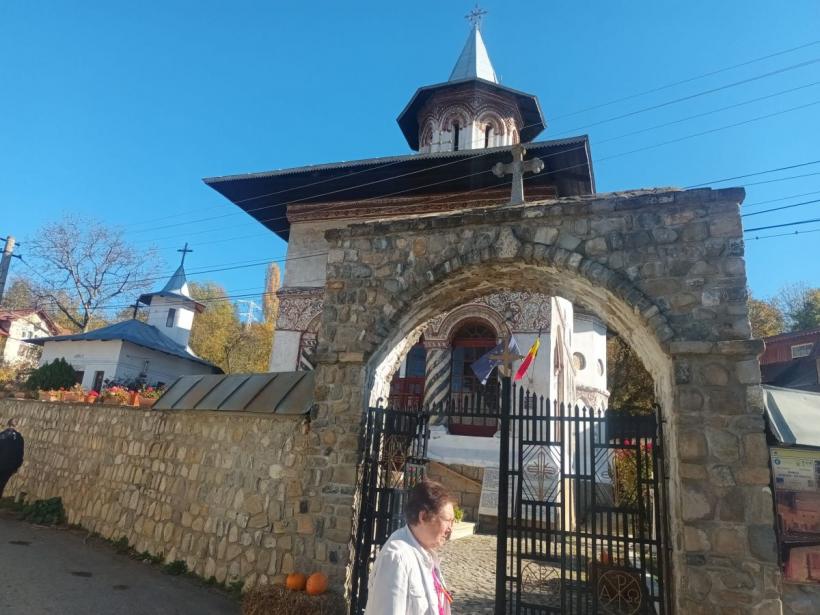 Vals în ogradă, la Pietroșița de Dâmbovița. Sărbătoarea Dovleacului, în stil autentic românesc 18866947