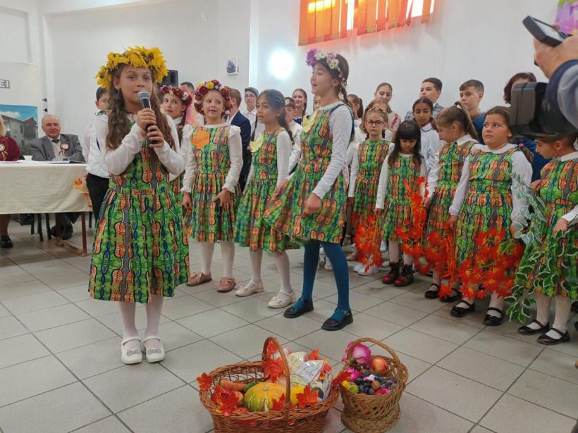 Vals în ogradă, la Pietroșița de Dâmbovița. Sărbătoarea Dovleacului, în stil autentic românesc 18866948