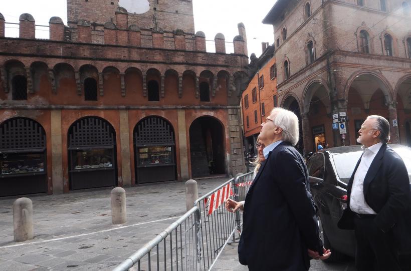 Bologna închide turnul înclinat Garisenda de teamă că s-a aplecat prea mult