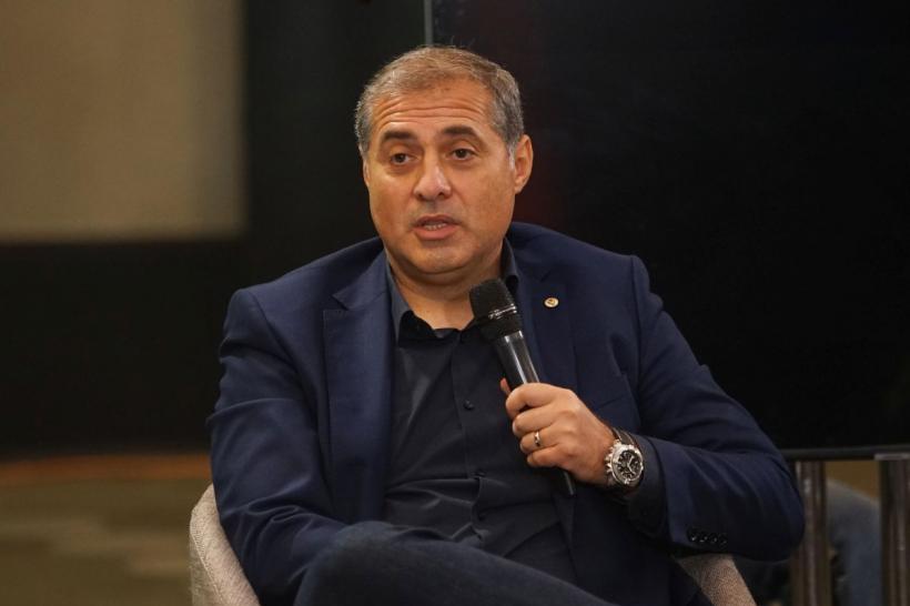 Ieșirea din epoca dosarului cu șină 18867358