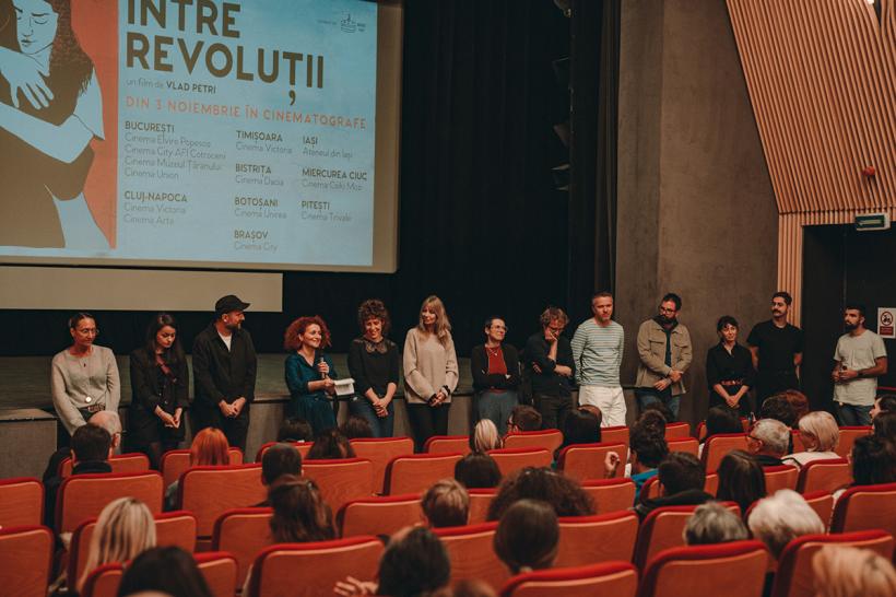 De mâine docu-ficțiunea ÎNTRE REVOLUȚII intră în cinema. Filmul regizat de Vlad Petri a avut Avanpremiera de Gală la București 18867785