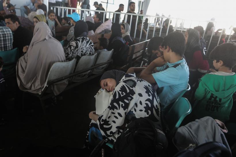 Mii de străini fug din Fâșia Gaza prin Egipt 18867626