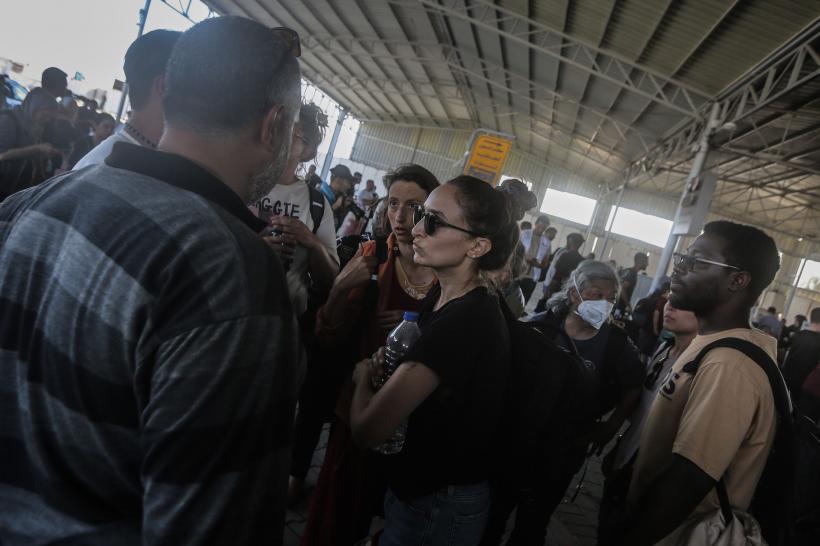 Mii de străini fug din Fâșia Gaza prin Egipt 18867627