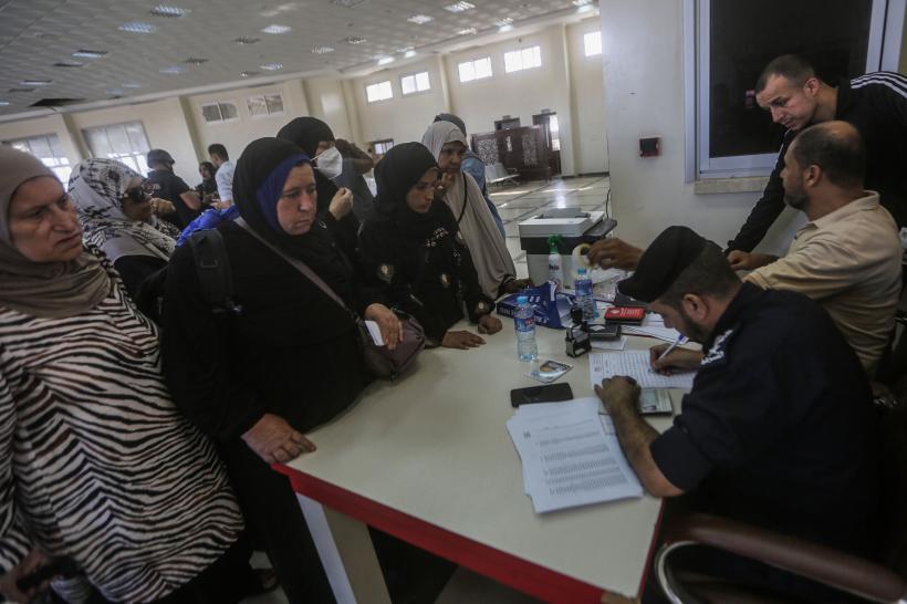 Mii de străini fug din Fâșia Gaza prin Egipt 18867628