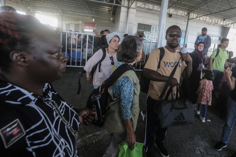 Mii de străini fug din Fâșia Gaza prin Egipt 18867629