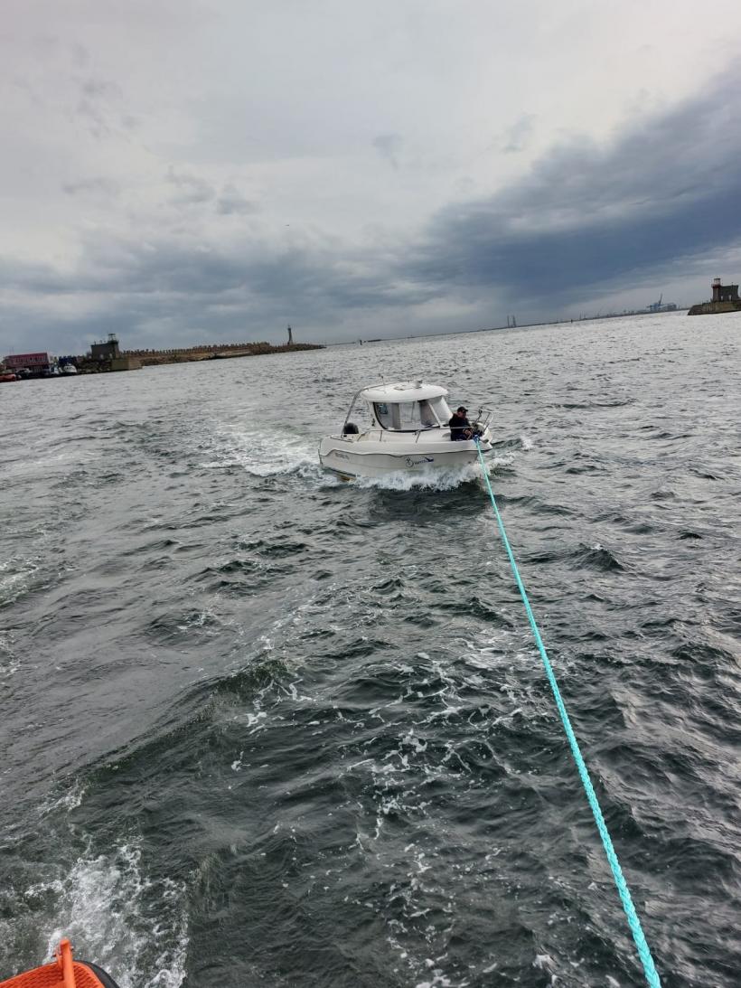 Acțiune de urgență în Marea Neagră pentru salvarea unui bărbat aflat într-o barcă pescărească