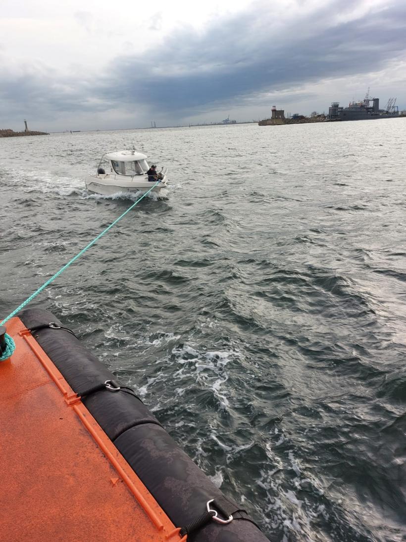 Acțiune de urgență în Marea Neagră pentru salvarea unui bărbat aflat într-o barcă pescărească 18868096