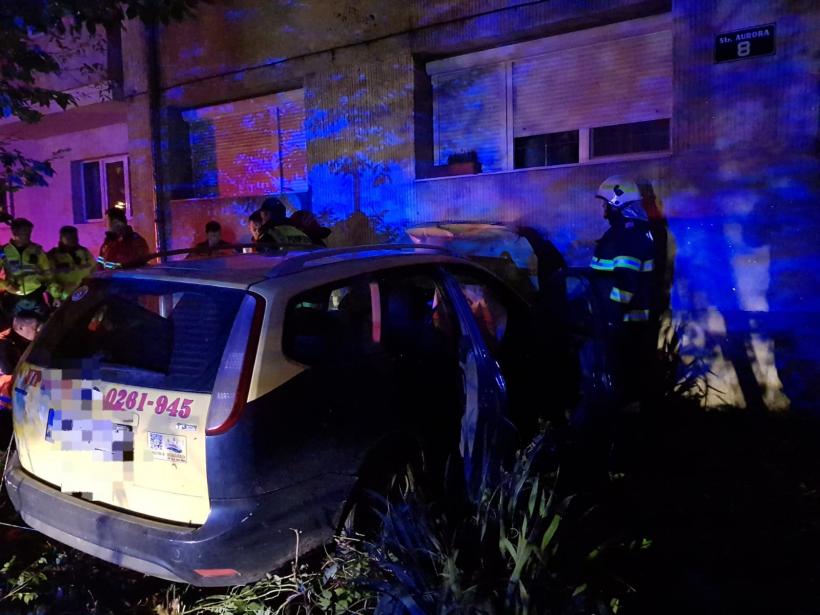 Accident teribil la Satu Mare. Un tânăr de 30 de ani a furat o mașină, a intrat cu ea într-un bloc și a murit 18868047