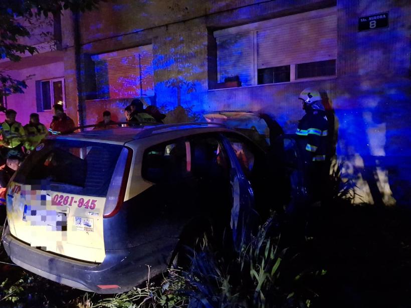 Accident teribil la Satu Mare. Un tânăr de 30 de ani a furat o mașină, a intrat cu ea într-un bloc și a murit