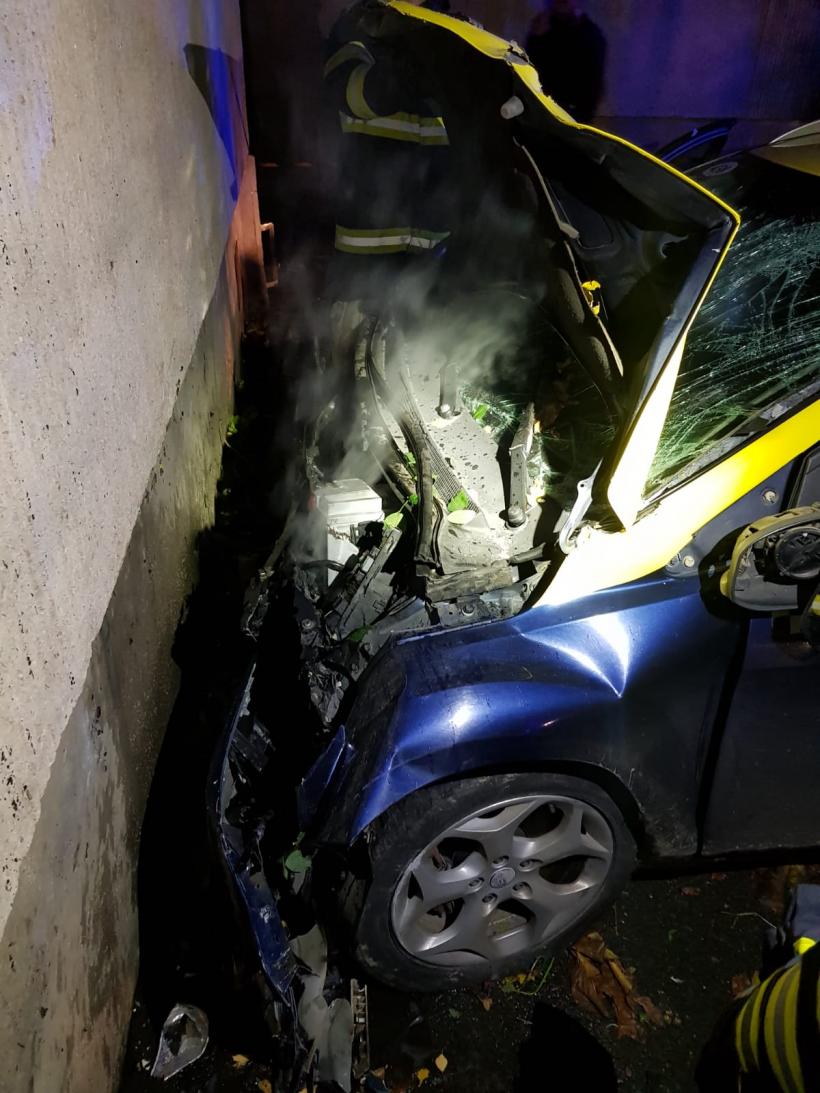 Accident teribil la Satu Mare. Un tânăr de 30 de ani a furat o mașină, a intrat cu ea într-un bloc și a murit 18868048