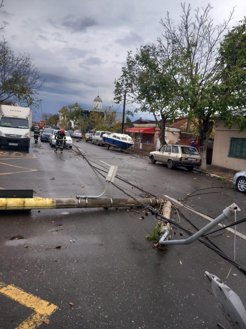 Furtuna face ravagii în județul Constanța. Copaci prăbușiți, stâlpi de electricitate căzuți pe șosea și mașini avariate