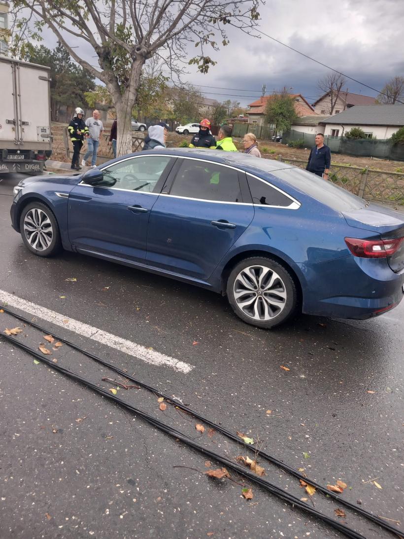 Furtuna face ravagii în județul Constanța. Copaci prăbușiți, stâlpi de electricitate căzuți pe șosea și mașini avariate 18868134