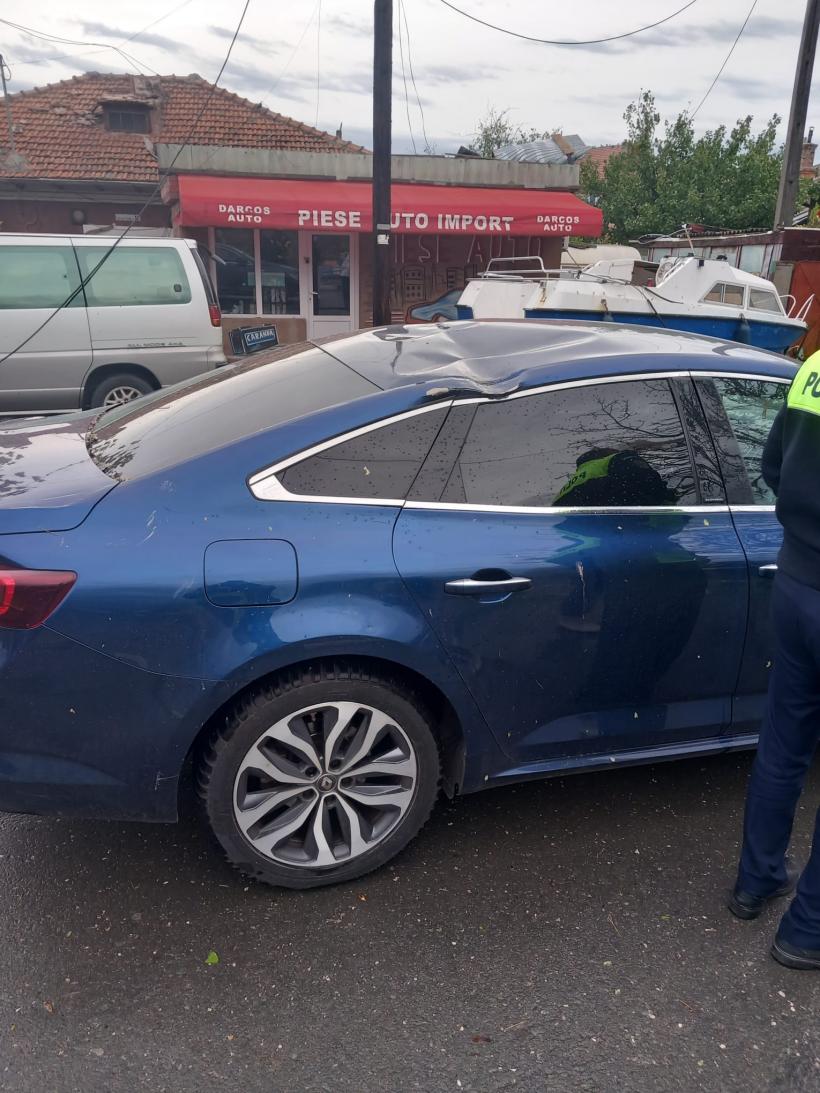 Furtuna face ravagii în județul Constanța. Copaci prăbușiți, stâlpi de electricitate căzuți pe șosea și mașini avariate 18868136