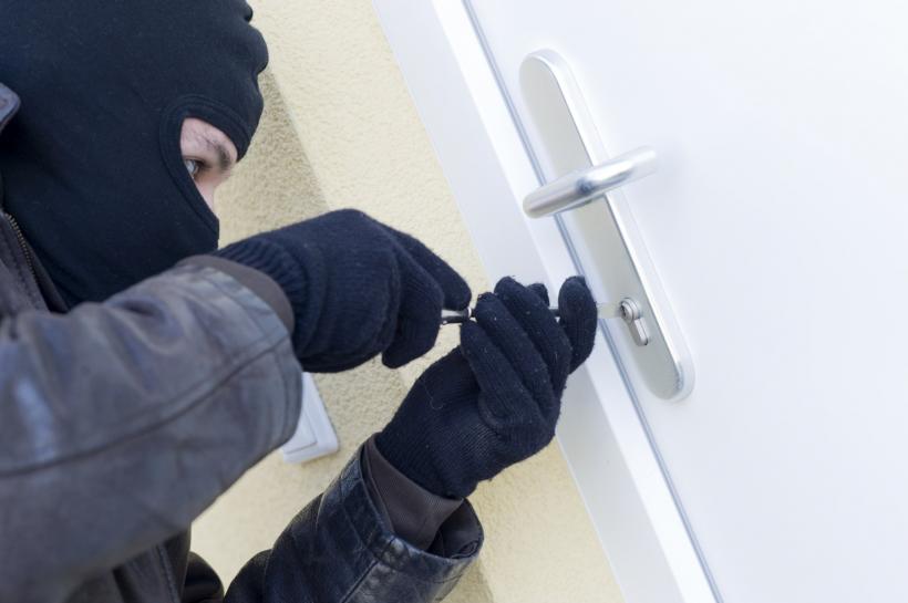 5 greșeli nebănuite care invită hoții să-ți spargă casa