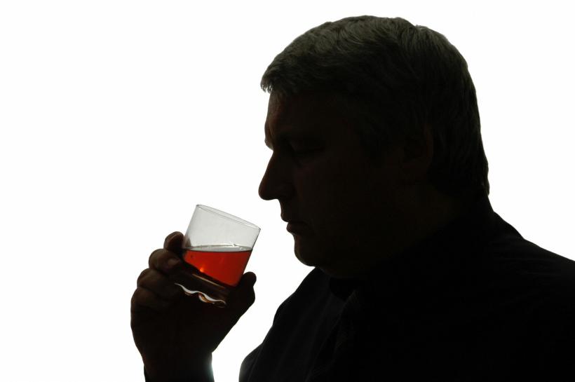 Alcoolul în exces face ravagii în corp și îmbâtrânește chipul ireversibil: Ești ceea ce bei