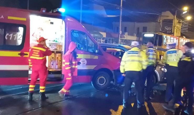 Ambulanță SMURD, implicată într-un accident în Ploiești