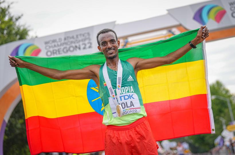 Etiopianul Tamirat Tola câștigă maratonul de la New York. Hellen Obiri câștigă cursa feminină
