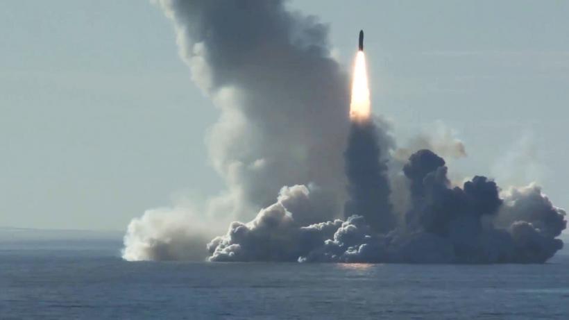 Noul submarin nuclear rusesc a testat cu succes lansarea rachetei balistice intercontinentale Bulava