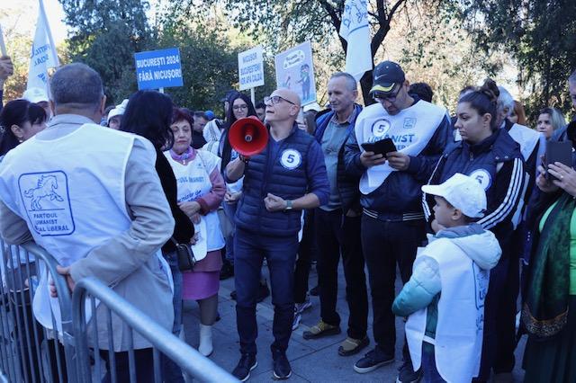 Sute de bucureșteni au protestat în fața Primăriei Capitalei, nemulțumiți de edilul general Nicușor Dan 18868235