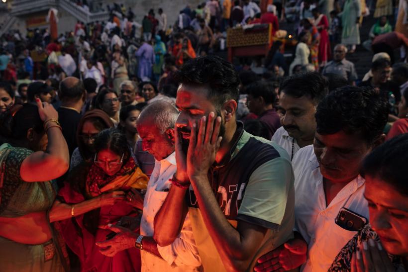 Familiile numeroaselor victime ale cutremurului din Nepal se pregătesc pentru ceremonia hindusă de incinerare 18868188