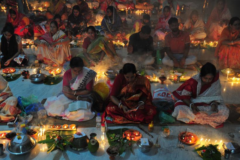 Familiile numeroaselor victime ale cutremurului din Nepal se pregătesc pentru ceremonia hindusă de incinerare 18868190