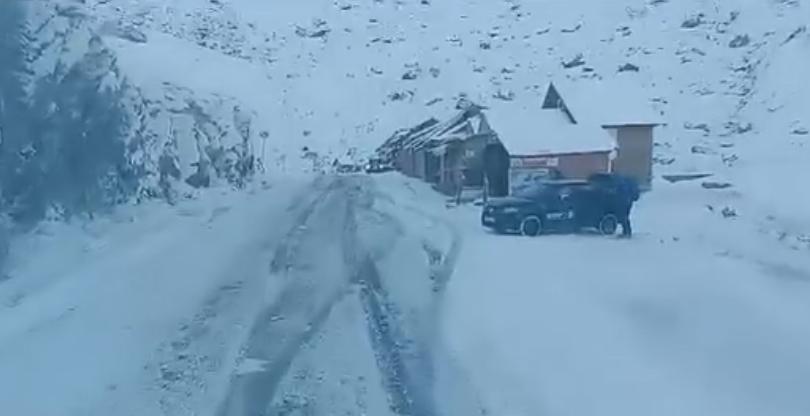 Viscol și zăpadă la munte! Se circulă în condiții de iarnă pe Transfăgărășan și Transalpina 