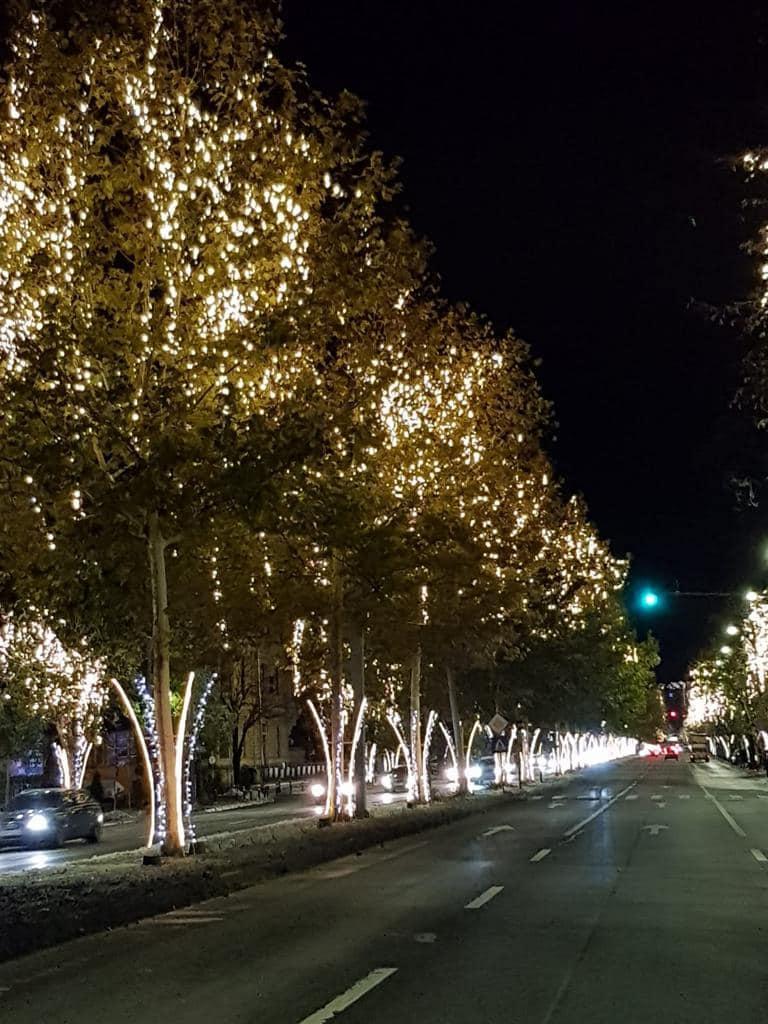 A început montarea decorațiunilor de Crăciun pe străzile Capitalei 18868826