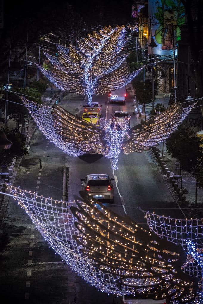 A început montarea decorațiunilor de Crăciun pe străzile Capitalei 18868828