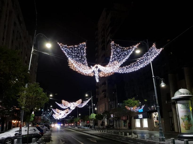 A început montarea decorațiunilor de Crăciun pe străzile Capitalei 18868830