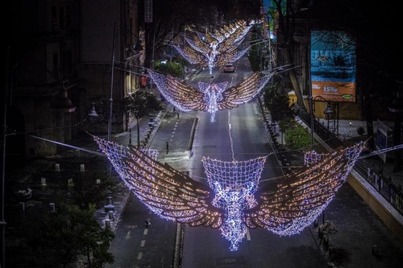 A început montarea decorațiunilor de Crăciun pe străzile Capitalei 18868831