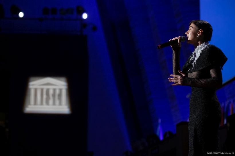 Ritmuri de jazz românesc au surprins asistenţa la Marea Sală UNESCO, cu ocazia alegerii ambasadoarei României, Excelența Sa doamna Simona Miculescu, în  funcția de președinte al UNESCO 18868863