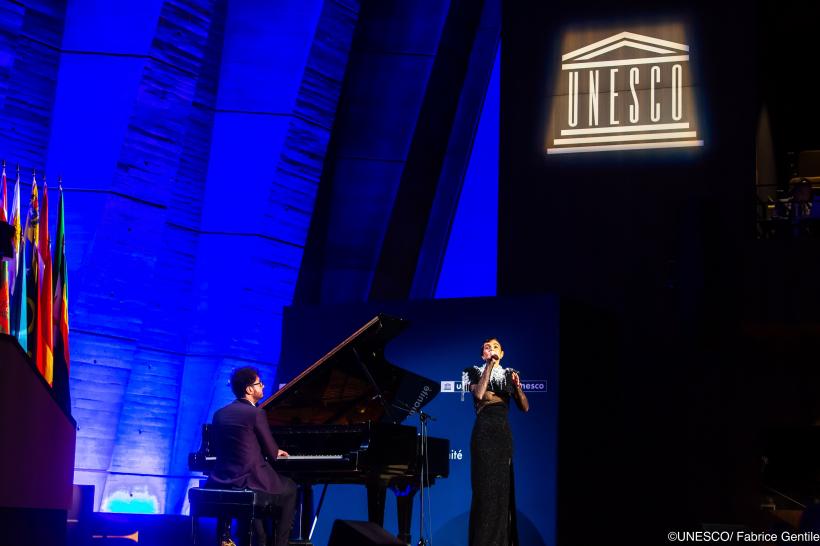 Ritmuri de jazz românesc au surprins asistenţa la Marea Sală UNESCO, cu ocazia alegerii ambasadoarei României, Excelența Sa doamna Simona Miculescu, în  funcția de președinte al UNESCO 18868865