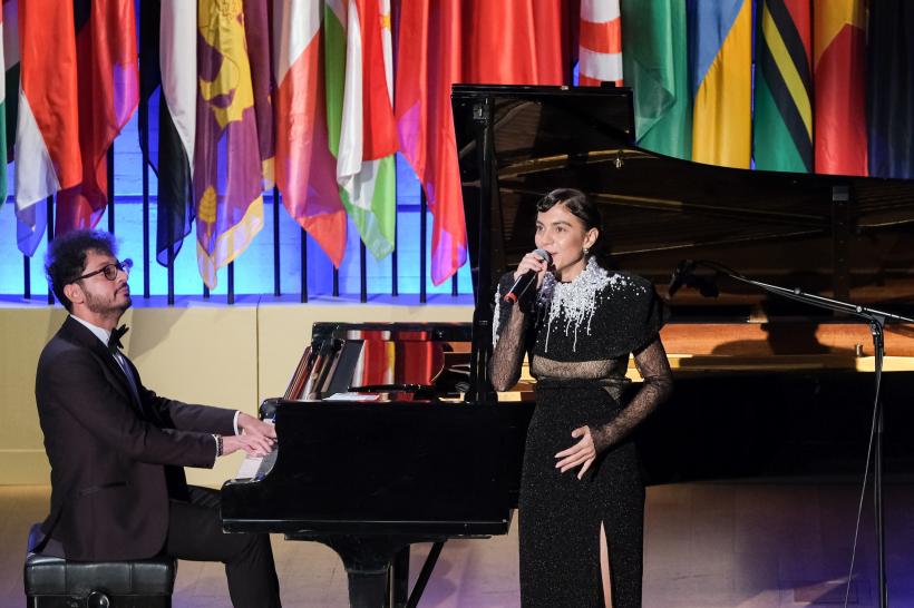 Ritmuri de jazz românesc au surprins asistenţa la Marea Sală UNESCO, cu ocazia alegerii ambasadoarei României, Excelența Sa doamna Simona Miculescu, în  funcția de președinte al UNESCO 18868866