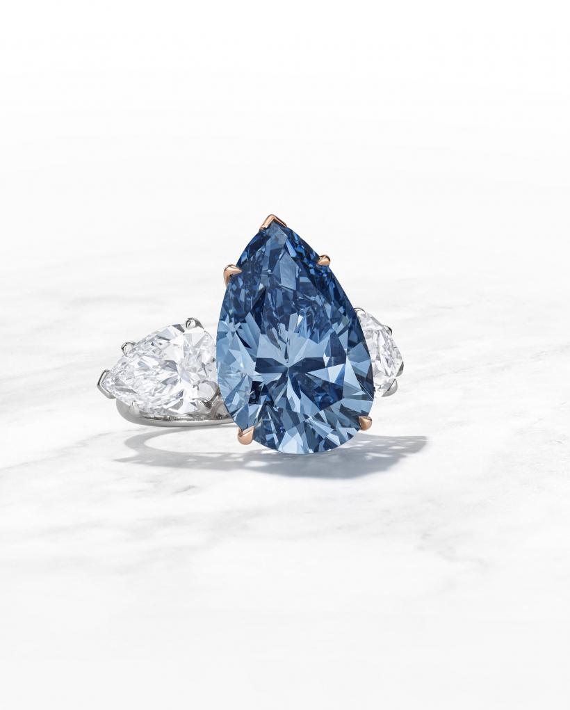 Cel mai mare diamant de un albastru intens, Bleu Royal, s-a vândut cu aproape 44 de milioane de dolari 