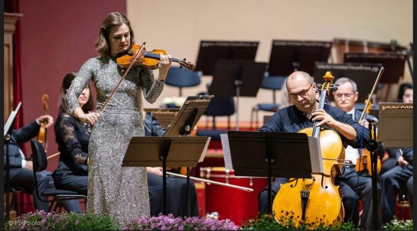 Dirijorul portughez BRUNO BORRALHINHO, violonista SIMINA CROITORU și violoncelistul RADU SINACI pe scena Sălii Radio 18868896