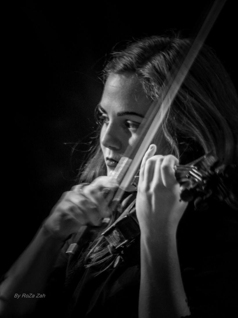 Dirijorul portughez BRUNO BORRALHINHO, violonista SIMINA CROITORU și violoncelistul RADU SINACI pe scena Sălii Radio 18868900