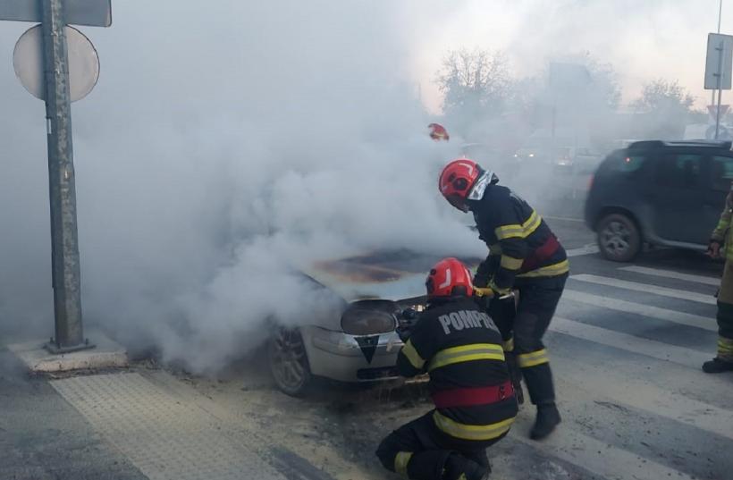 O mașină a început să ardă în mers, pe străzile din Oradea