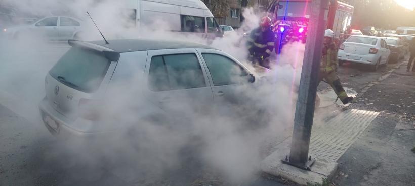 O mașină a început să ardă în mers, pe străzile din Oradea 18868974