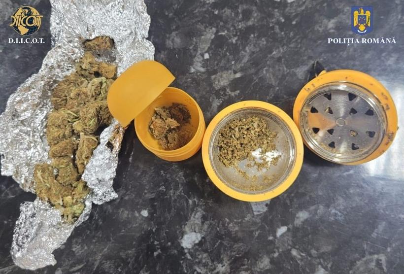 Patru persoane arestate preventiv pentru trafic de droguri 18869182
