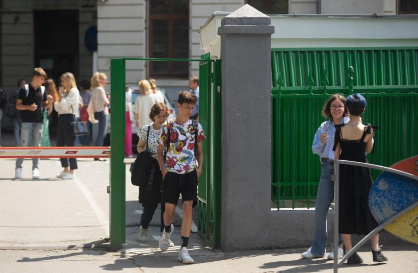 Elevi prinși de jandarmi cu două cuțite în curtea unei şcoli din Târgoviște