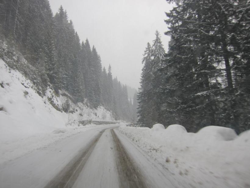 Infotrafic: pe numeroase șosele plouă, iar în zona montană înaltă este ninsoare slabă