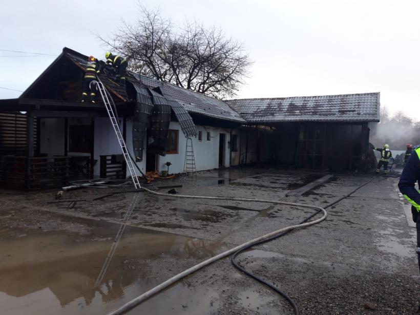 Incendiu puternic în Suceava. O spălătorie, o vulcanizare și un magazin mixt cuprinse de flăcări 18869319