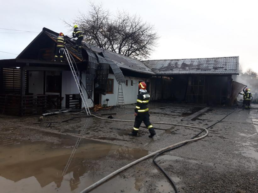 Incendiu puternic în Suceava. O spălătorie, o vulcanizare și un magazin mixt cuprinse de flăcări 18869321