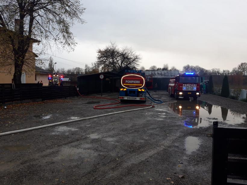 Incendiu puternic în Suceava. O spălătorie, o vulcanizare și un magazin mixt cuprinse de flăcări 18869323