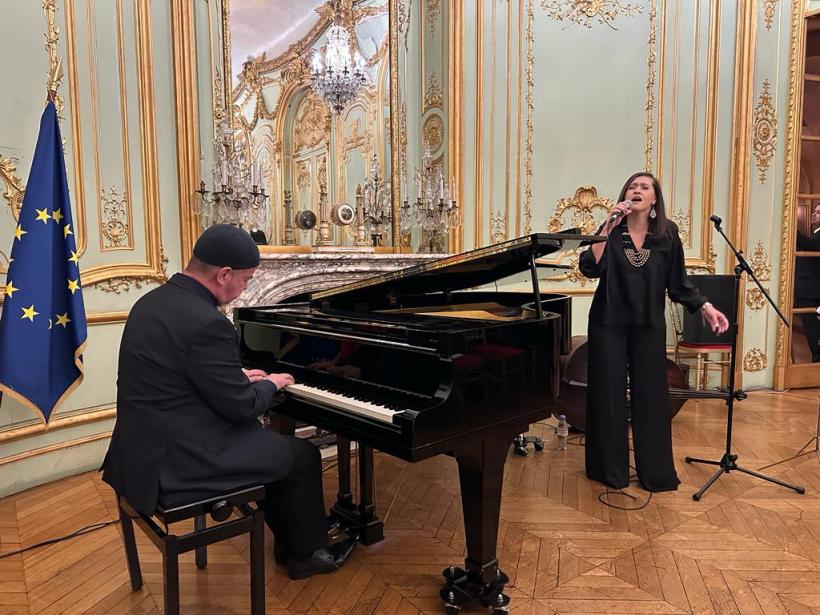Muzicieni români ovaționați la Paris, cu ocazia alegerii ambasadoarei României Simona Miculescu în  funcția de președinte al UNESCO