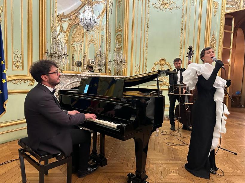 Muzicieni români ovaționați la Paris, cu ocazia alegerii ambasadoarei României Simona Miculescu în  funcția de președinte al UNESCO 18869295