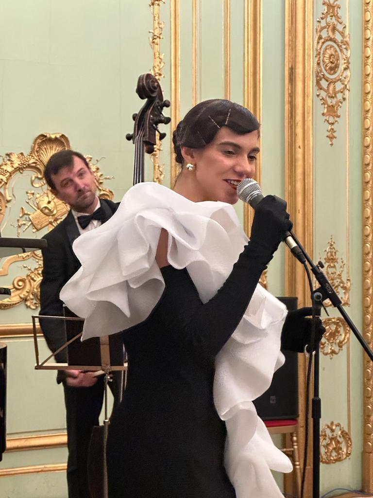 Muzicieni români ovaționați la Paris, cu ocazia alegerii ambasadoarei României Simona Miculescu în  funcția de președinte al UNESCO 18869296