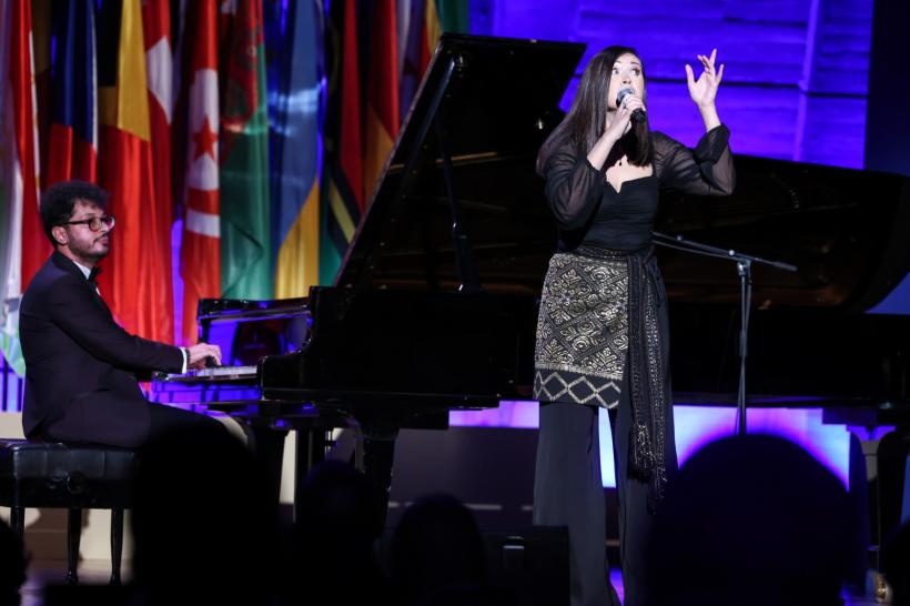 Muzicieni români ovaționați la Paris, cu ocazia alegerii ambasadoarei României Simona Miculescu în  funcția de președinte al UNESCO 18869297